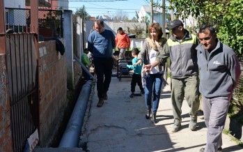 Tareas de conexión de la red cloacal y de agua corriente en el barrio Malvinas Argentinas