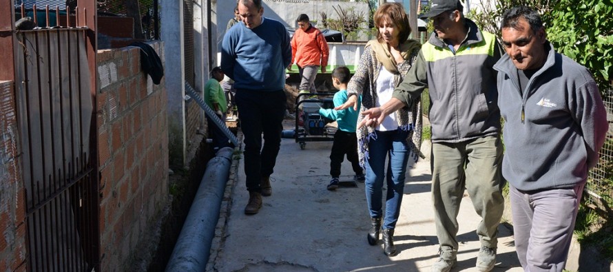 Tareas de conexión de la red cloacal y de agua corriente en el barrio Malvinas Argentinas