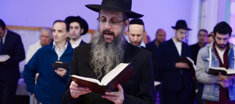 La comunidad judía celebró el Hajnasat Sefer Torá en el templo de Constitución al 1400