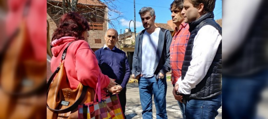 Marcos Peña encabezó el timbreo de Cambiemos en el centro comercial de Victoria