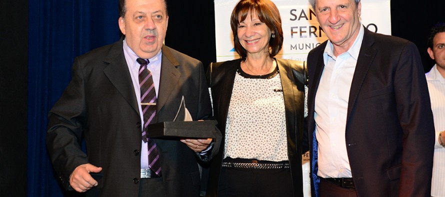 En el Teatro Martinelli se realizó un reconocimiento a comerciantes y productores por su trayectoria