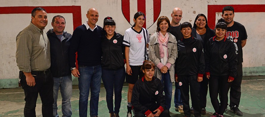 Entrega de materiales e indumentaria deportiva al “Club Expreso”