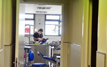 Alicia Aparicio se reunió con los odontólogos del Centro de Salud Gálvez