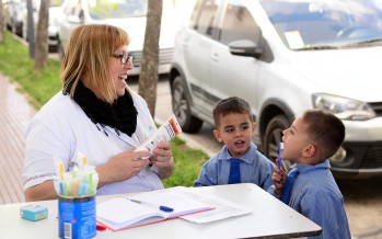 Revisación general a los niños en los jardines de infantes