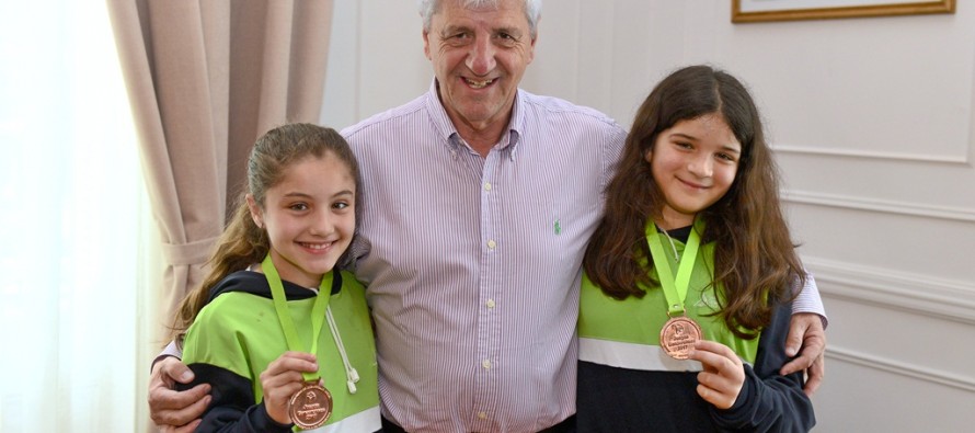 Reconocimiento a dos deportistas que obtuvieron medallas en los juegos bonaerenses
