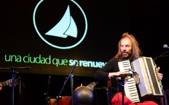 El Chango Spasiuk cerró el festival folclórico en la Plaza Gardel