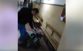 Policía local sacó por la fuerza a un anciano en situación de calle del Hospital Cordero
