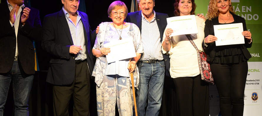 Egresó la primera camada de alumnos que estudian inglés en el Centro Universitario Municipal