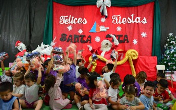 Papá Noel llevó regalos a los chicos que asisten a distintos establecimientos de nuestra ciudad