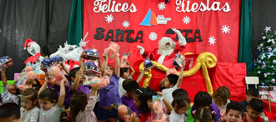 Papá Noel llevó regalos a los chicos que asisten a distintos establecimientos de nuestra ciudad
