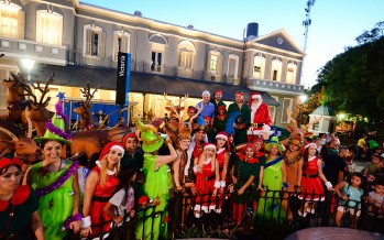 Desfile de Navidad en el centro comercial de Victoria