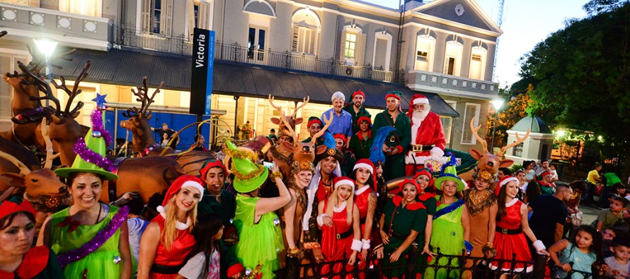 Desfile de Navidad en el centro comercial de Victoria
