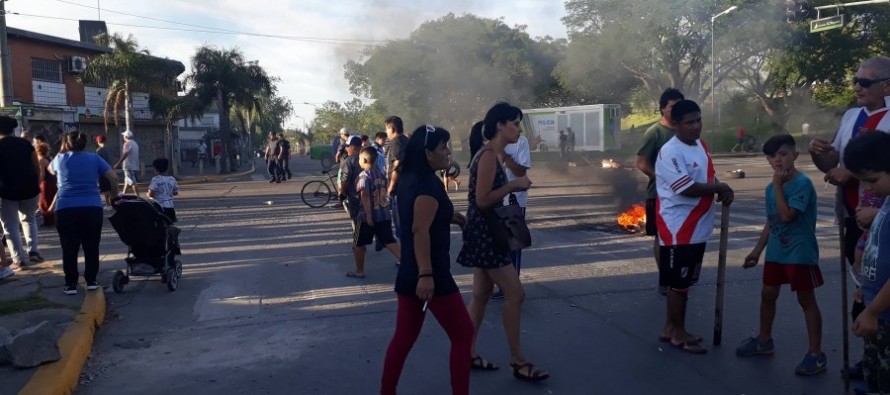 Vecinos de Villa del Carmen cortaron la ruta 202 en reclamo por la falta de luz