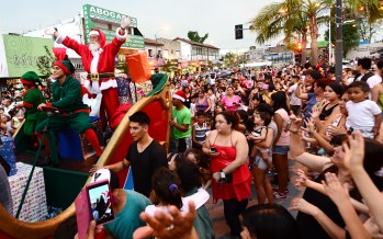 Se realizó el desfile de Navidad en el centro comercial de la Avenida Avellaneda