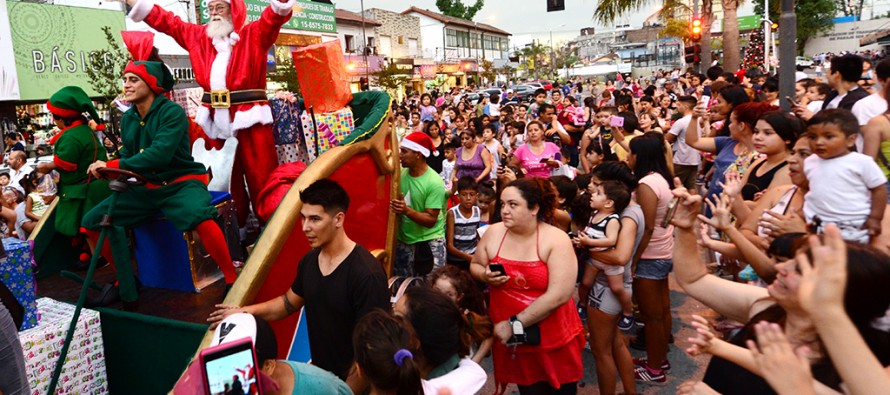 Se realizó el desfile de Navidad en el centro comercial de la Avenida Avellaneda