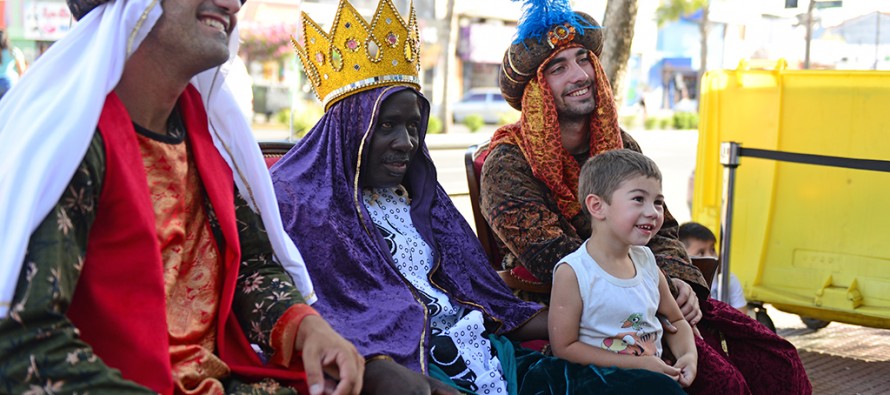 Los Reyes Magos se sacaron fotos con los chicos en Victoria y Virreyes