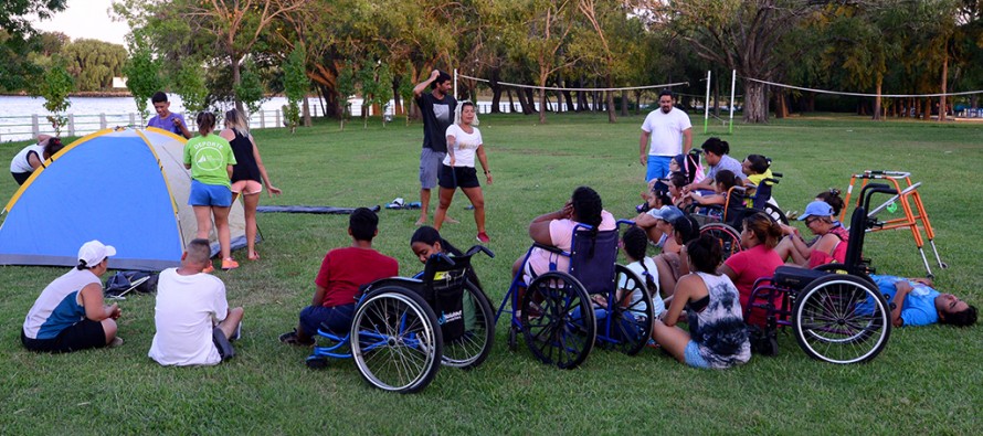 La Colonia de Discapacidad tuvo un campamento nocturno en el Poli N° 3