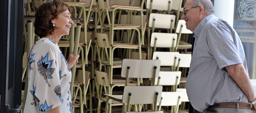 En el nuevo cuartel de Bomberos se guardan sillas y pupitres para ser entregados a las escuelas