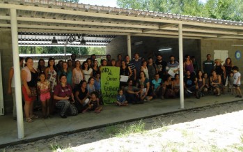 Los isleños se reunieron en Felicaria y acordaron continuar la pelea para evitar el cierre de las escuelas