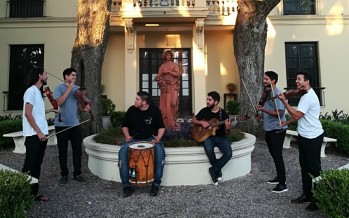 La Sacha Fuga participó del video en formato «Tocando en Red» junto a Raly Barrionuevo, Verónica Condomí y Jorge Fandermole