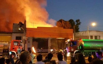Un incendio destruyó una fabrica de muebles en Carupá