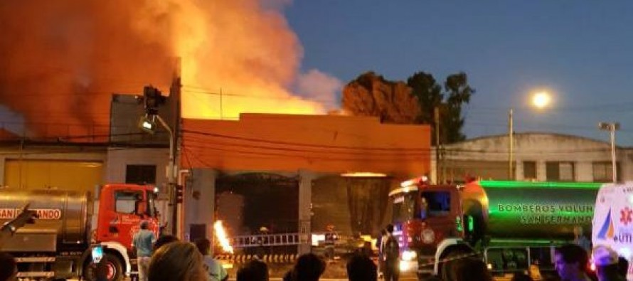 Un incendio destruyó una fabrica de muebles en Carupá
