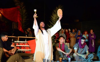 El Obispo de San Isidro y presidente del Episcopado, monseñor Ojea, participó del Vía Crucis en la Plaza Carlos Gardel