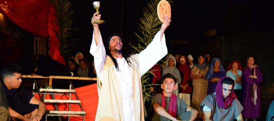 El Obispo de San Isidro y presidente del Episcopado, monseñor Ojea, participó del Vía Crucis en la Plaza Carlos Gardel