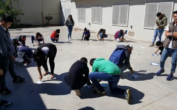 Estudiantes de la secundaria N°20 de San Jorge pintaron los emblemáticos pañuelos de las Madres en el patio