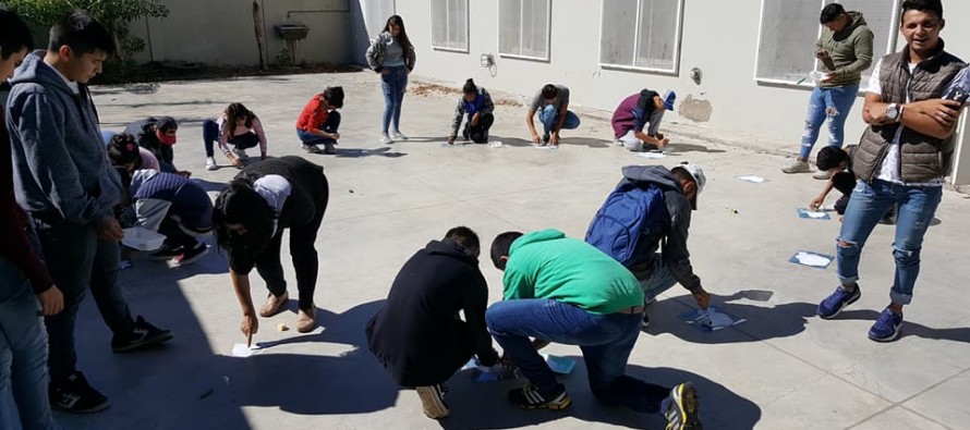 Estudiantes de la secundaria N°20 de San Jorge pintaron los emblemáticos pañuelos de las Madres en el patio