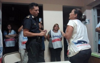 Docentes permanecen en la Jefatura Distrital en rechazo al cierre del bachillerato de adultos y las escuelas de Caracoles