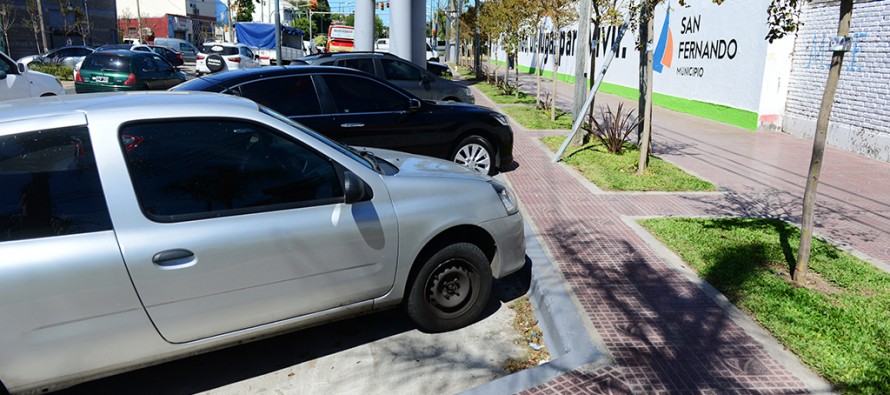 El Municipio renueva veredas y construye dársenas de estacionamiento en la calle Sobremonte