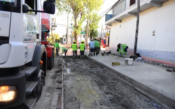 Avanza la construcción de dársenas de estacionamiento en la calle Arnoldi