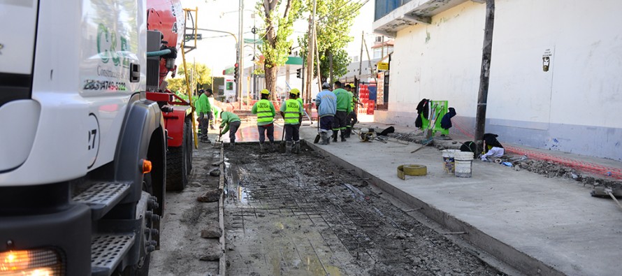 Avanza la construcción de dársenas de estacionamiento en la calle Arnoldi