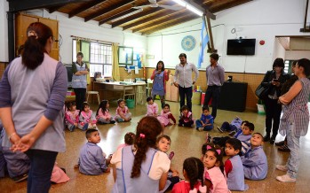 Entrega de materiales para pintar el Jardín Nº 913
