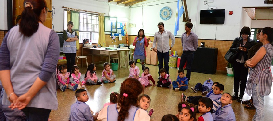 Entrega de materiales para pintar el Jardín Nº 913