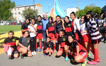 Entrega de más de 500 pelotas a instituciones deportivas en un encuentro realizado en el Poli N°1