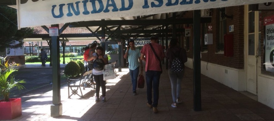 Los isleños cortan el río en reclamo por el transporte fluvial