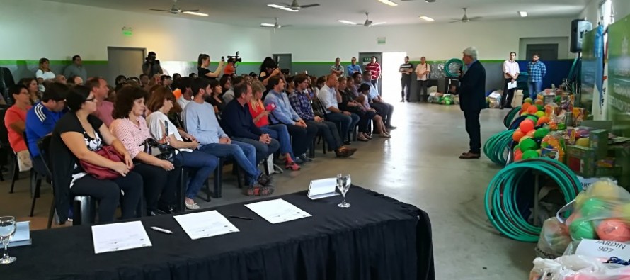 Entrega de material deportivo y didáctico a los jardines de infantes del distrito