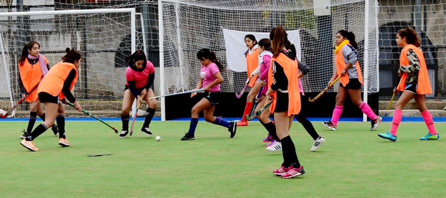 Encuentro de la Escuela Municipal de Hockey Femenino en el Poli 7