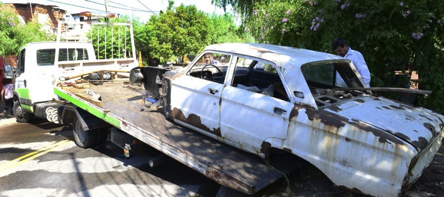 Remueven autos abandonados en la vía pública