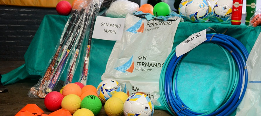 Entrega de materiales deportivos y didácticos para la Escuela San Pablo