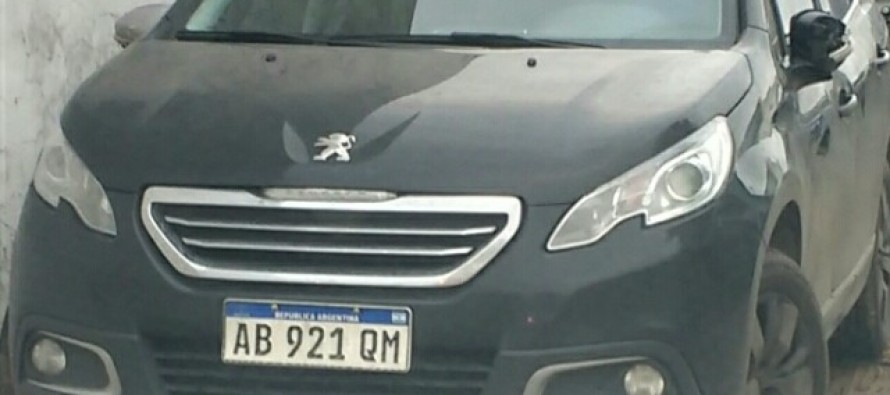 Detuvieron a dos sospechosos de robar pertenencias de autos estacionados en Walmart