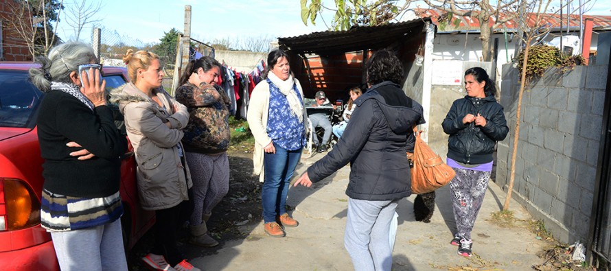 Conexión de la red de agua potable en el barrio Alsina