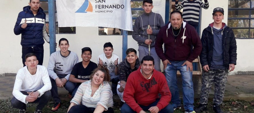 Los chicos del Centro Convivencial Terapéutico ayudan a refaccionar la EPB N° 12 del arroyo Paraná Miní