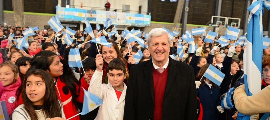Tres mil alumnos realizaron la Promesa de Lealtad a la Bandera en el Poli N°1