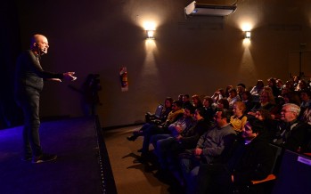 Atilio Veronelli se presentó en el Teatro Martinelli con su show de stand up