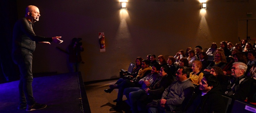 Atilio Veronelli se presentó en el Teatro Martinelli con su show de stand up