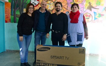 Entrega de un televisor a la Escuela N° 16