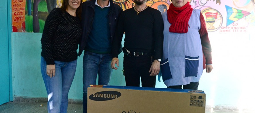 Entrega de un televisor a la Escuela N° 16